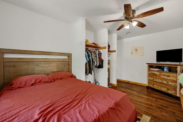 bedroom with dark wood-type flooring, a closet, and ceiling fan