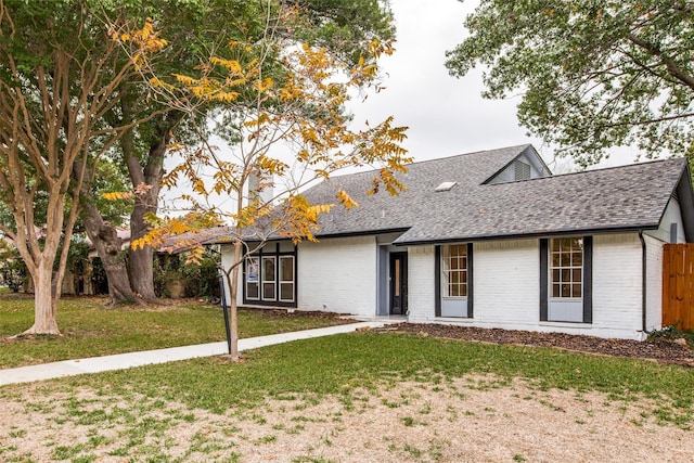 view of front of property featuring a front lawn