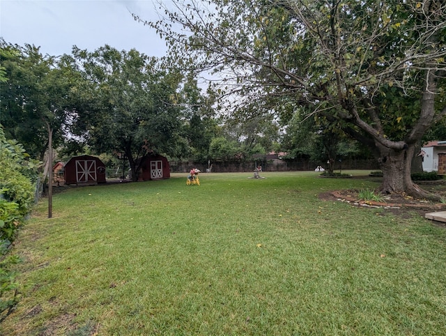 view of yard featuring a storage shed