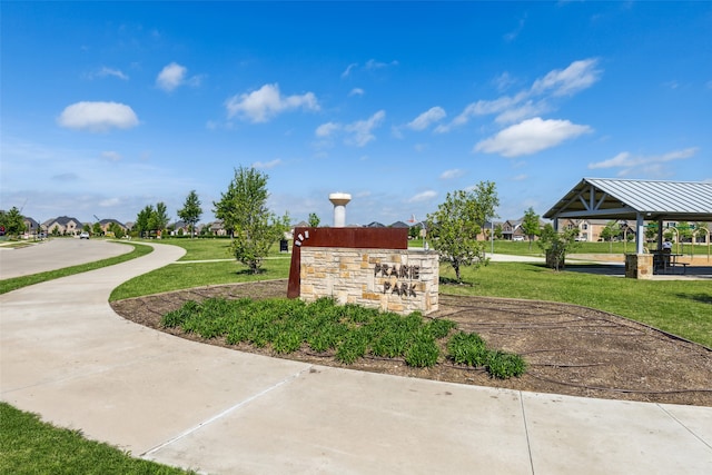 community / neighborhood sign featuring a lawn