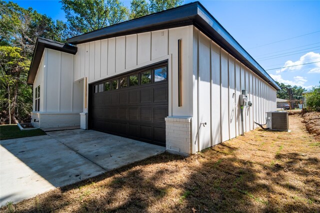 view of front of home featuring a garage and a front yard