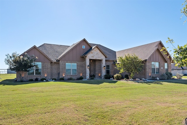 craftsman-style house featuring a front yard