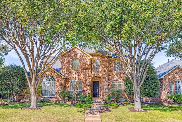 view of front property featuring a front lawn