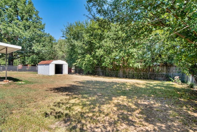 view of yard with a storage unit