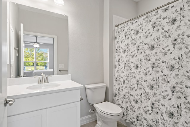 bathroom featuring a shower with curtain, vanity, toilet, and ceiling fan