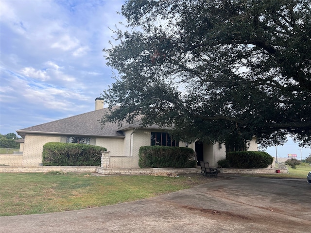 view of front of house featuring a front lawn