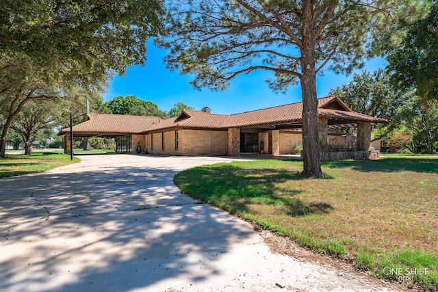 single story home featuring a carport and a front lawn