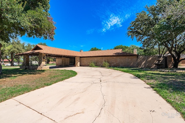 ranch-style home featuring a front yard