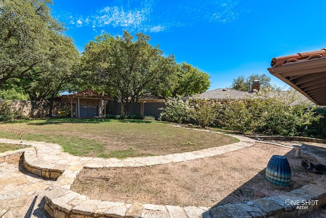 view of yard featuring a shed