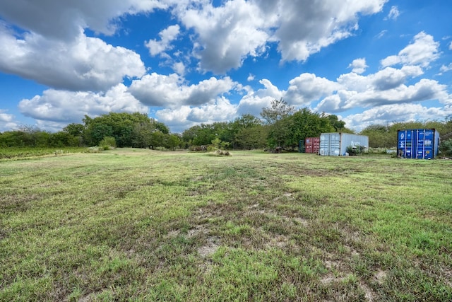 view of yard with an outbuilding