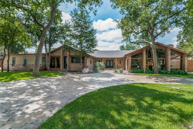 ranch-style home with a front yard