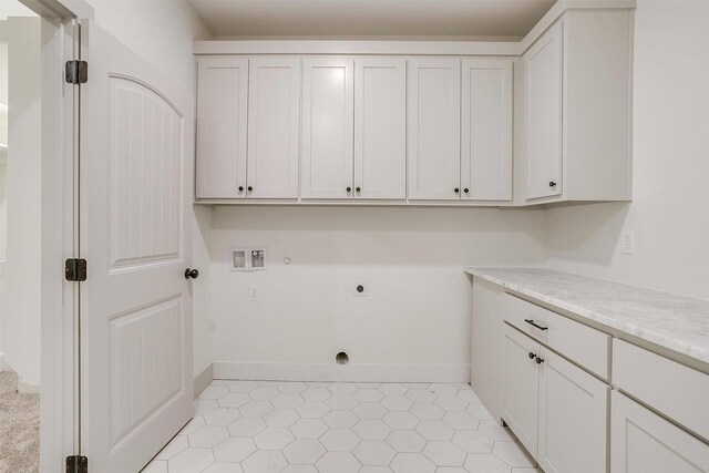 kitchen featuring light wood-type flooring, a center island with sink, stainless steel microwave, and oven