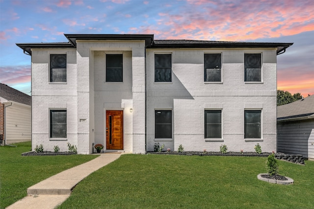 view of front of house featuring a front lawn