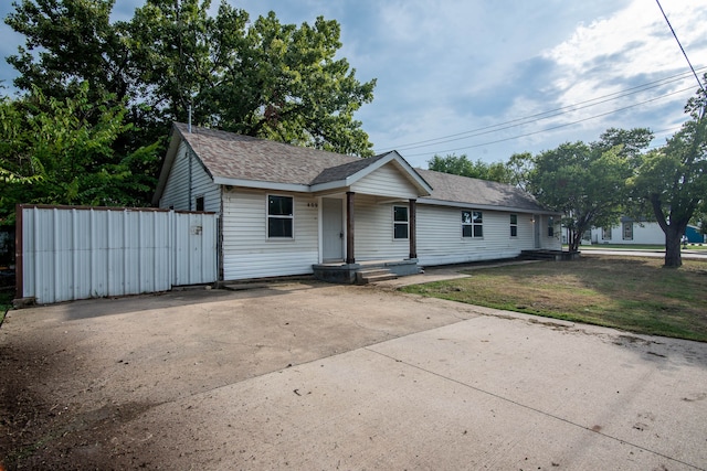 view of front of home featuring a front yard