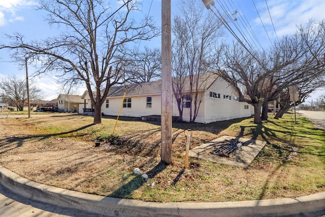 view of front facade with a front yard