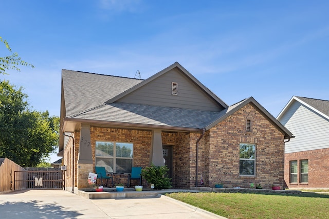 view of front of home featuring a front yard