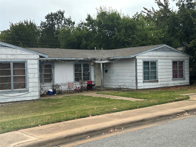 view of front facade featuring a front yard