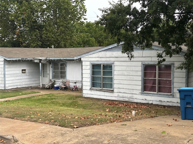 view of front facade with a front yard