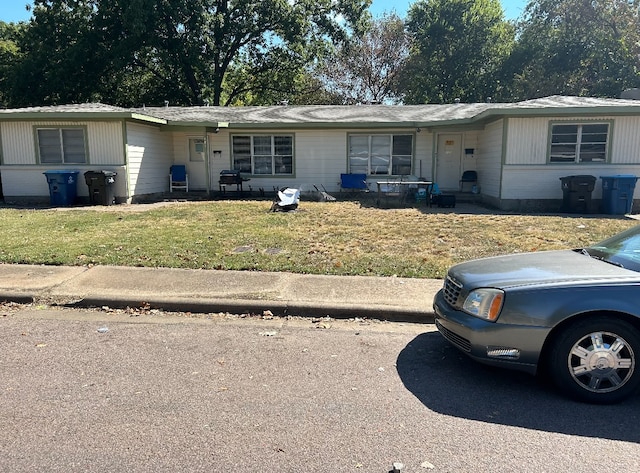 single story home featuring a front lawn