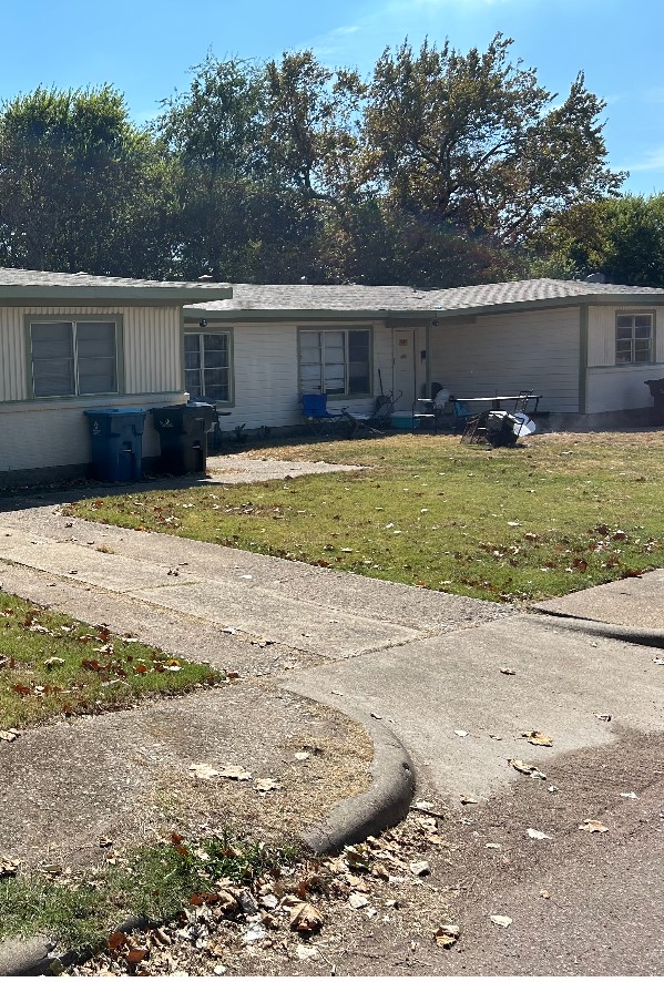 view of front of home with a front lawn