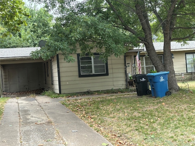 view of front of property with a front lawn