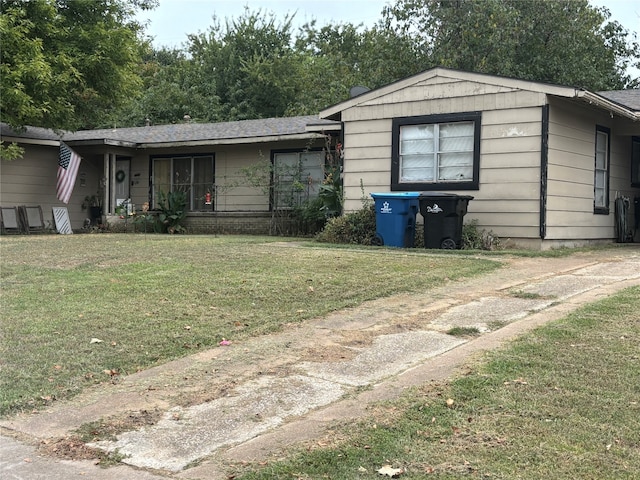 view of front of property featuring a front lawn