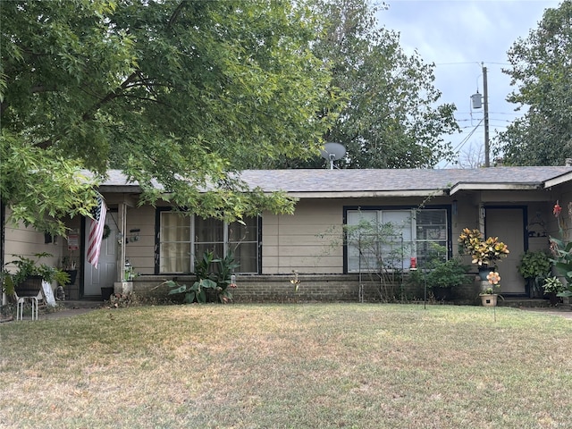 view of front of home featuring a front yard