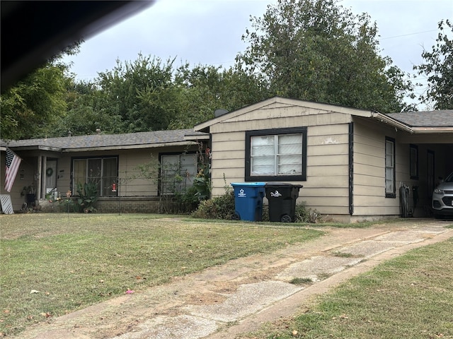 view of front of property featuring a front yard