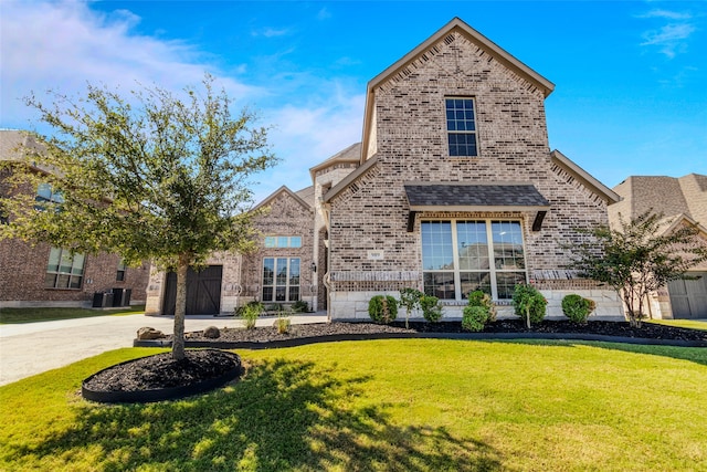 view of front property featuring a front lawn