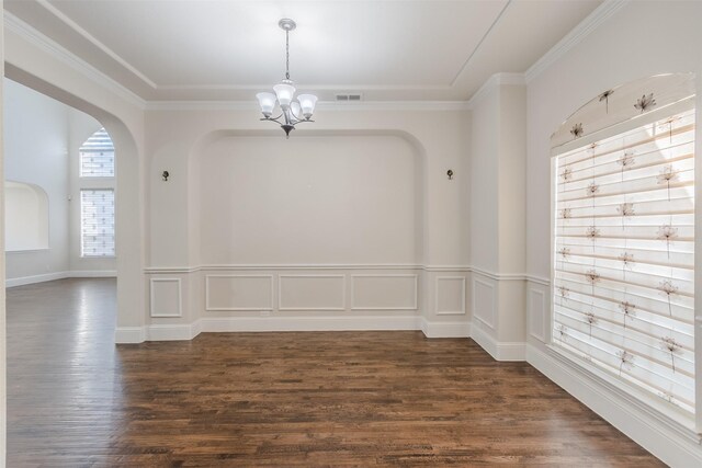 unfurnished room featuring crown molding, an inviting chandelier, and dark hardwood / wood-style flooring