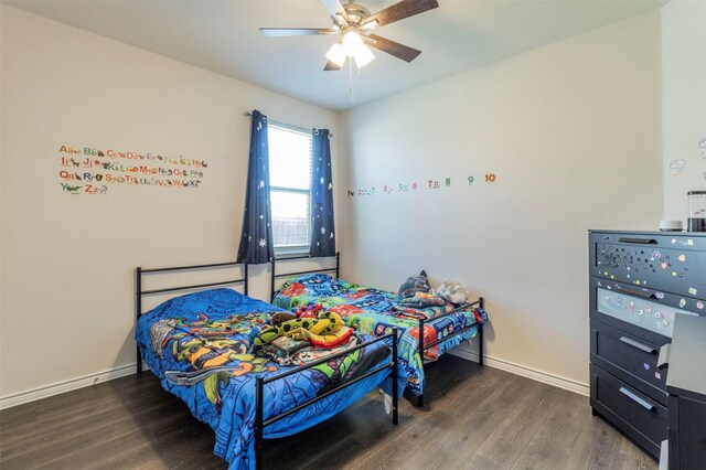 bedroom with dark wood-type flooring and ceiling fan