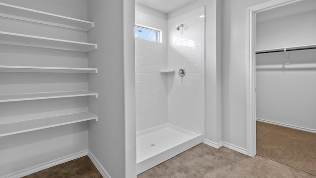 bathroom featuring a tile shower