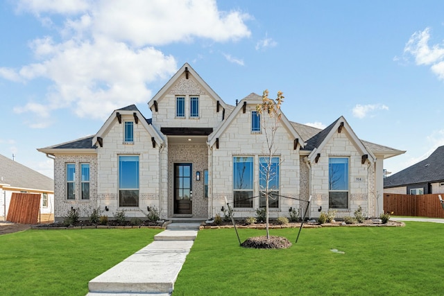 craftsman inspired home featuring a front yard