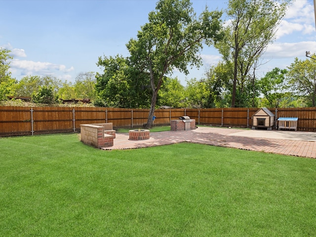 view of yard featuring a patio