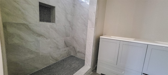 bathroom featuring a tile shower