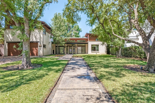 view of front of home featuring a front yard