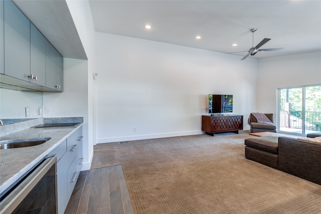 kitchen featuring gray cabinets, light hardwood / wood-style flooring, sink, ceiling fan, and stainless steel dishwasher