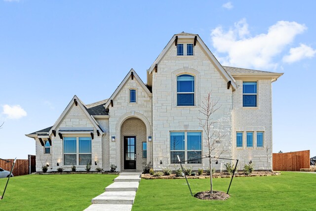 view of front of house featuring a front lawn