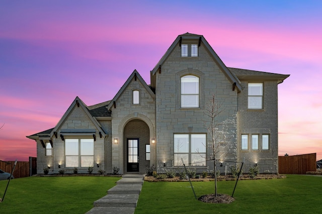 view of front of house featuring a yard