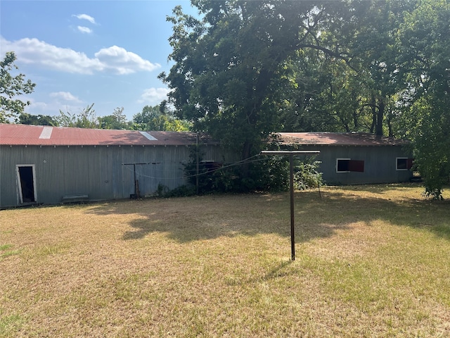 view of yard with an outbuilding