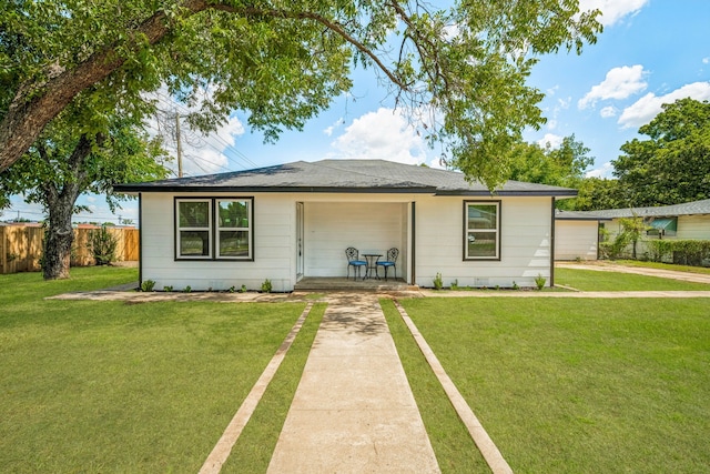 ranch-style home featuring a front lawn