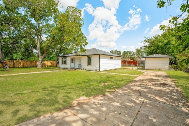 ranch-style home featuring a front lawn