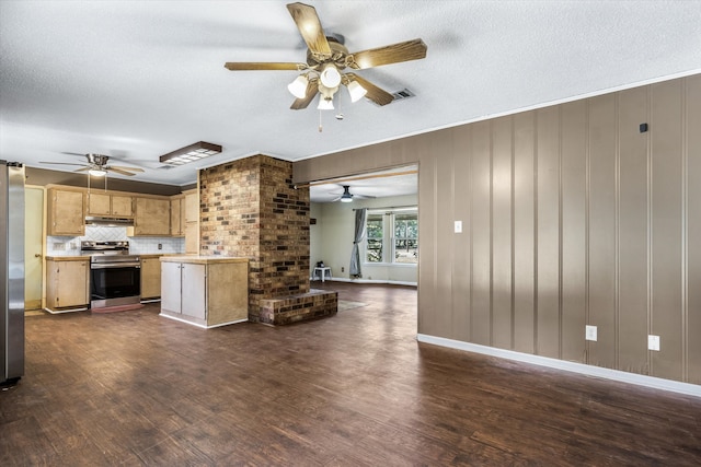 kitchen with ceiling fan, dark hardwood / wood-style floors, appliances with stainless steel finishes, and decorative backsplash