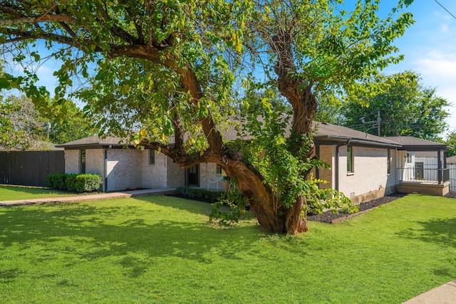 view of front facade featuring a front lawn