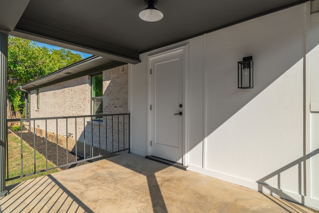 doorway to property with ceiling fan