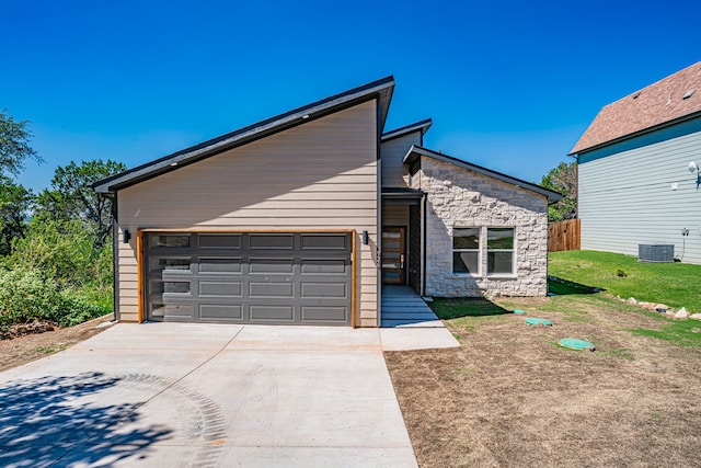 view of front of house featuring a front yard