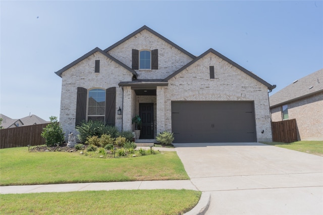 view of front of home featuring a front lawn