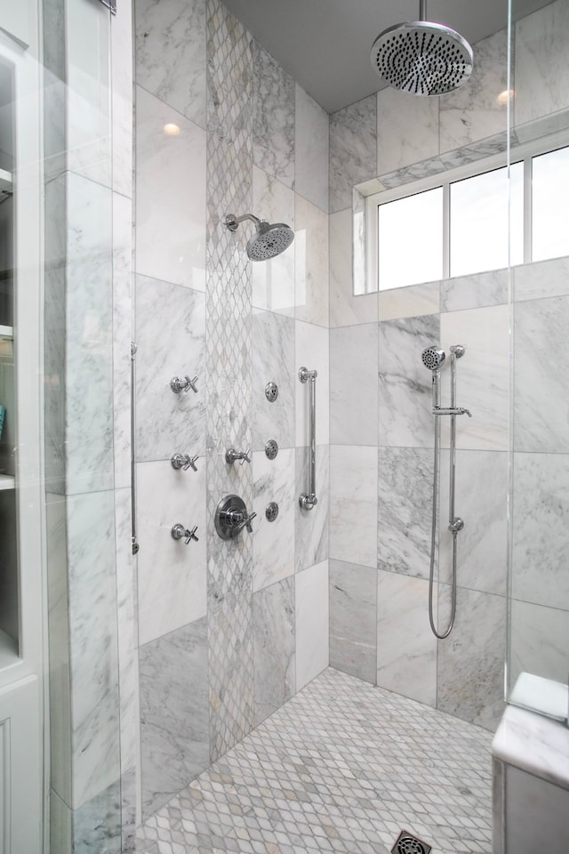 bathroom featuring a tile shower