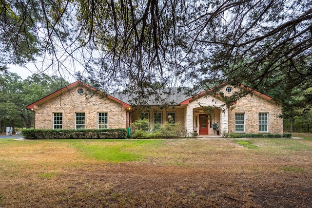 view of front of property with a front yard