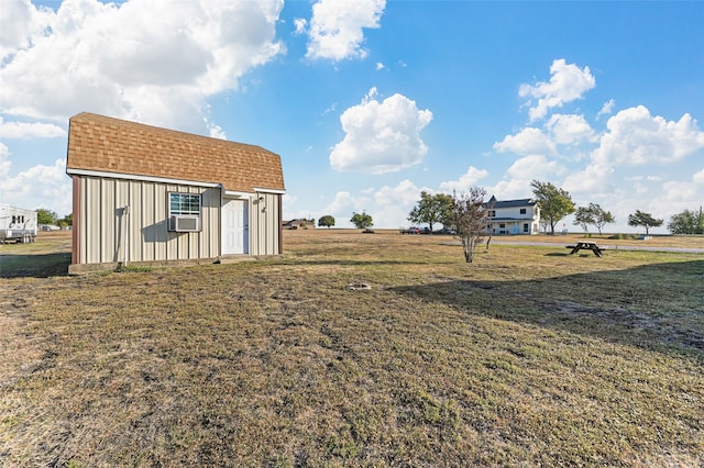 view of yard featuring an outdoor structure